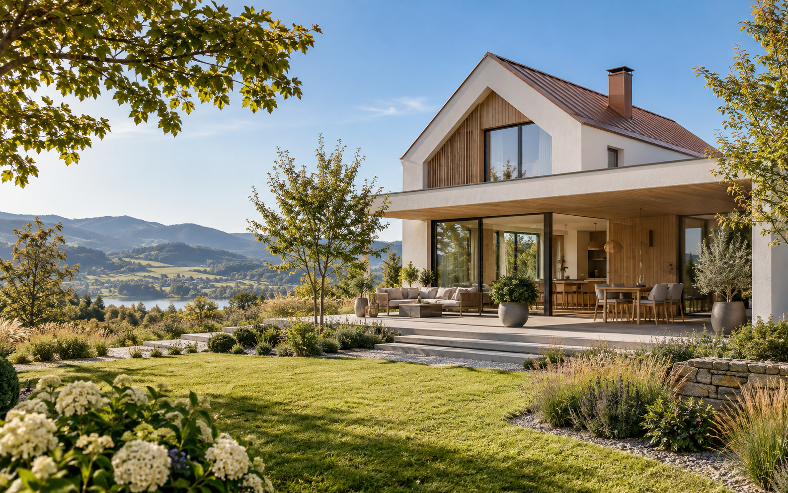 Helles Haus am grünen Horizont mit offener Wohnterrasse